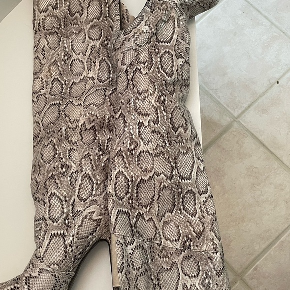 Over-the-Knee sexy snakeskin boots in Silver/gray. High heel and Platform. - Picture 8 of 9